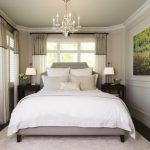 Arrangement de lit dans une petite chambre avec deux fenêtres