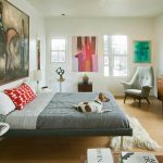 Disposition des meubles et des éléments décoratifs dans la chambre à coucher avec différentes fenêtres