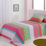 Couvre-lit rayé multicolore dans la chambre
