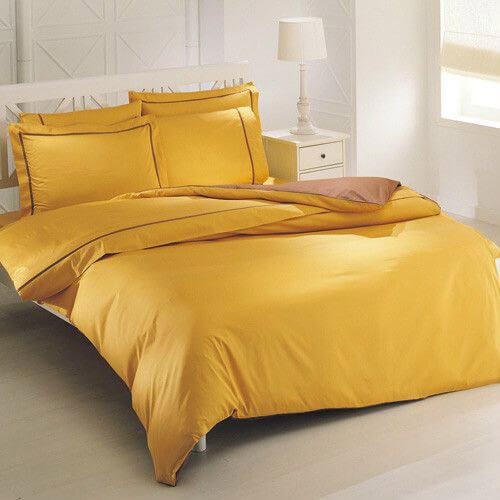 Literie de satin jaune