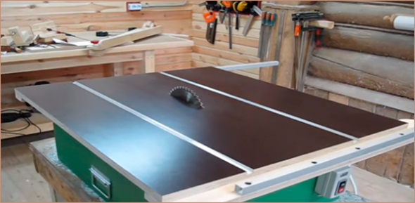 La table pour scie circulaire peut être faite à la main