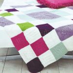 Plaid d'échecs avec carrés tricotés multicolores