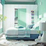 Armoire, lit et table à l'intérieur de la chambre en vert