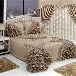 Rideaux et couvre-lit sur le lit avec de beaux éléments décoratifs