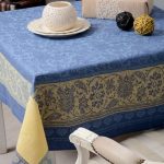 Blauwgeel tafelkleed met een vierkant tafelornament