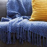Couverture bleue avec des motifs faits à la main