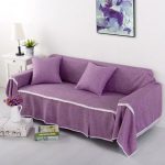 La couverture lilas sur le canapé sera un accent brillant à l'intérieur