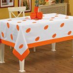 Tafelkleed met bloemen met oranje decor
