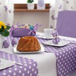 Tafelkleden en servetten in toon voor de decoratie van de eettafel