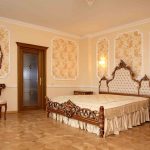 Chambre à coucher de style classique avec une disposition symétrique des meubles