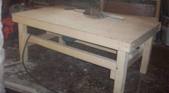 Table fixe pour scie circulaire