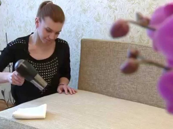 Séchage du canapé avec un sèche-cheveux
