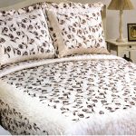 Couverture claire avec un motif floral foncé