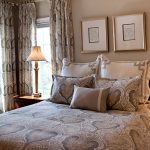 Les textiles de chambre à coucher sont du même style et de la même couleur.