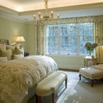 Chambre traditionnelle avec un haut lit moelleux et une chaise inhabituelle avec des poufs