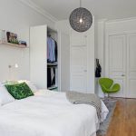 Petite chambre confortable avec des meubles bien choisis.
