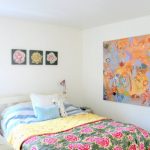 Couvre-lit confortable et magnifique avec des roses