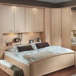 Armoire d'angle avec lit intégré pour une petite pièce