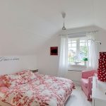 Chambre blanche confortable avec un décor lumineux avec une mise en page non standard.