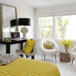 Fauteuils moelleux, une table pour le maquillage et un lit confortable dans la chambre