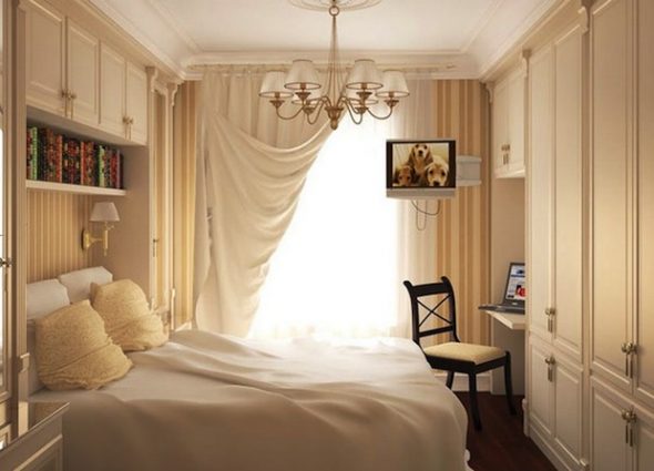 Lit dans une chambre étroite