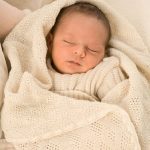 Pătură tricotată pentru un nou-născut