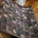 Plaid tricoté avec un motif répété