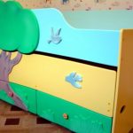 Lit gigogne avec deux couchettes est pratique pour les enfants d'âge préscolaire