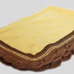 La couverture beige à pétales réchauffera votre bébé en automne