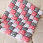 Couverture de bonbon blanche-rose-grise avec astérisques pour bébé