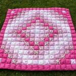 Couverture blanche et rose avec losange en technique de patchwork
