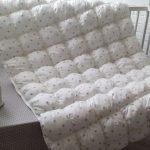 Couverture blanche avec étoiles utilisant la technique du bonbon dans le berceau d'un nouveau-né