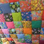 Une grande couverture en patchwork semble inhabituelle.