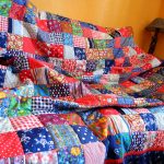 Grande couette multicolore sur lit double