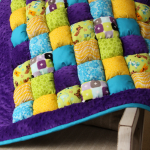 Couverture de bonbon avec des dessins d'enfants avec un bord en peluche violet