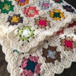 Motifs floraux sur une base blanche - la combinaison parfaite de couleurs pour le plaid