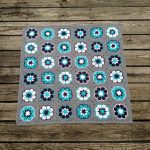 Couverture grise pour enfants avec des fragments de fleurs convenant au bébé
