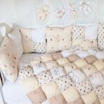 Couverture bébé-bonbon et oreillers de couleur beige à la main