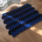 Tapis bicolore au crochet avec des fleurs