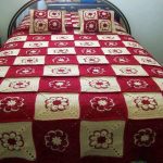 Tapis bicolore au crochet avec des fleurs