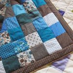Quilt bleu de carrés sur la technologie patchwork