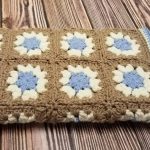 Plaid marron à fleurs blanches et bleues