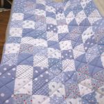 Beau patchwork fait maison en bleu et blanc