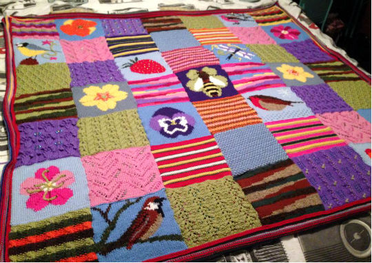 Plaid de beaux enfants avec des carrés avec un motif