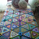 Beau plaid de triangles au crochet