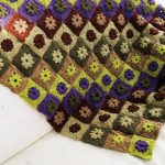 Beau tapis avec des fleurs avec un motif en gradins