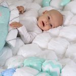 Une couverture légère et aérée utilisant la technique du bonbon ira parfaitement dans le berceau du bébé.