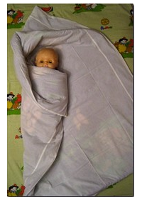 Le bout gauche de la couverture bébé bien enveloppé