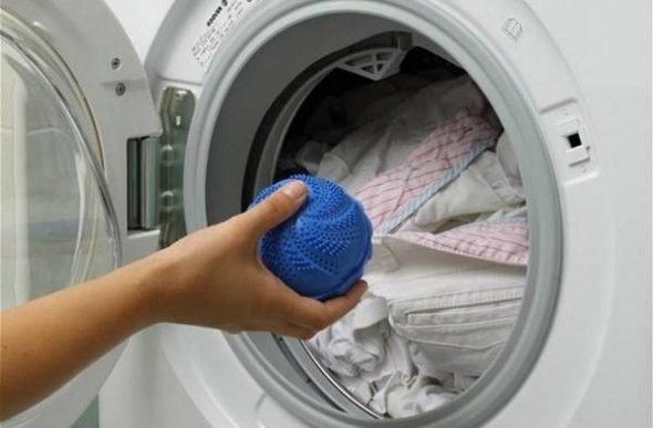 Au lieu de tennis, vous pouvez utiliser des balles spéciales pour les machines à laver.