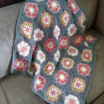 Petit plaid gris avec éléments floraux